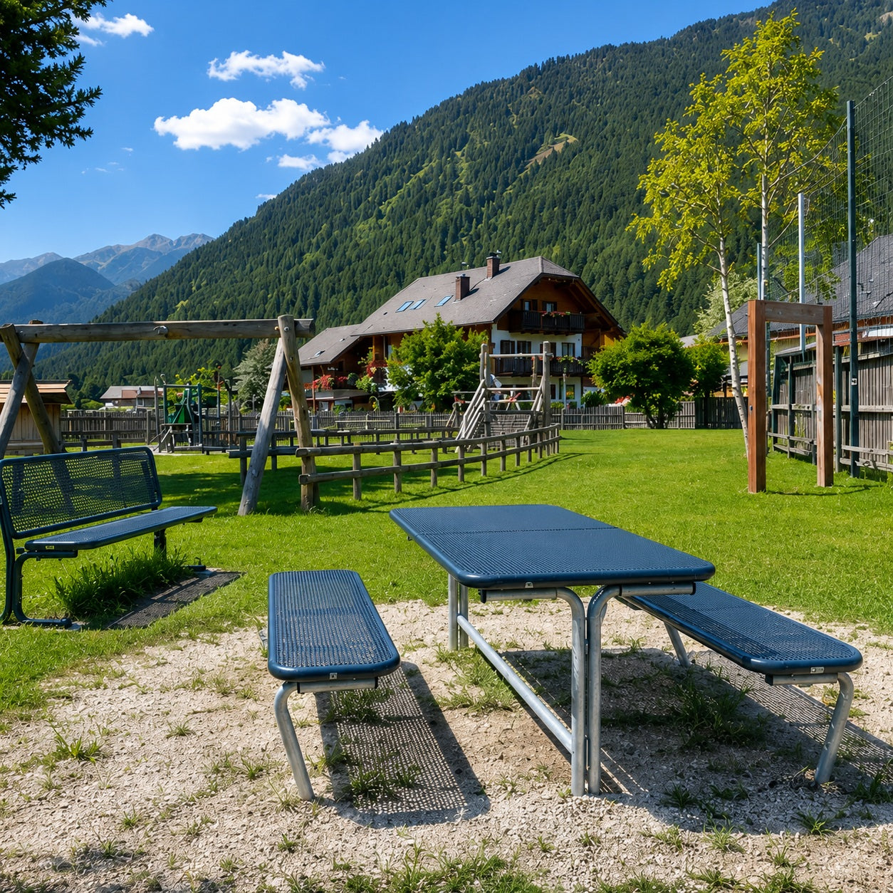 Panchine e tavoli per il nuovo parco giochi di Rasun Anterselva (Alto Adige)