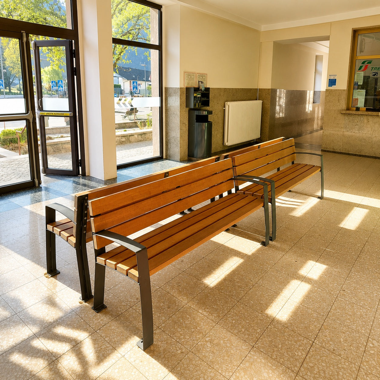 Panchine robuste per la stazione ferroviaria di Ora, Alto Adige