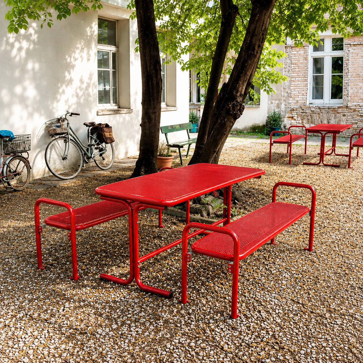 Arredo scolastico: Panchine e tavoli per il Liceo Torricelli