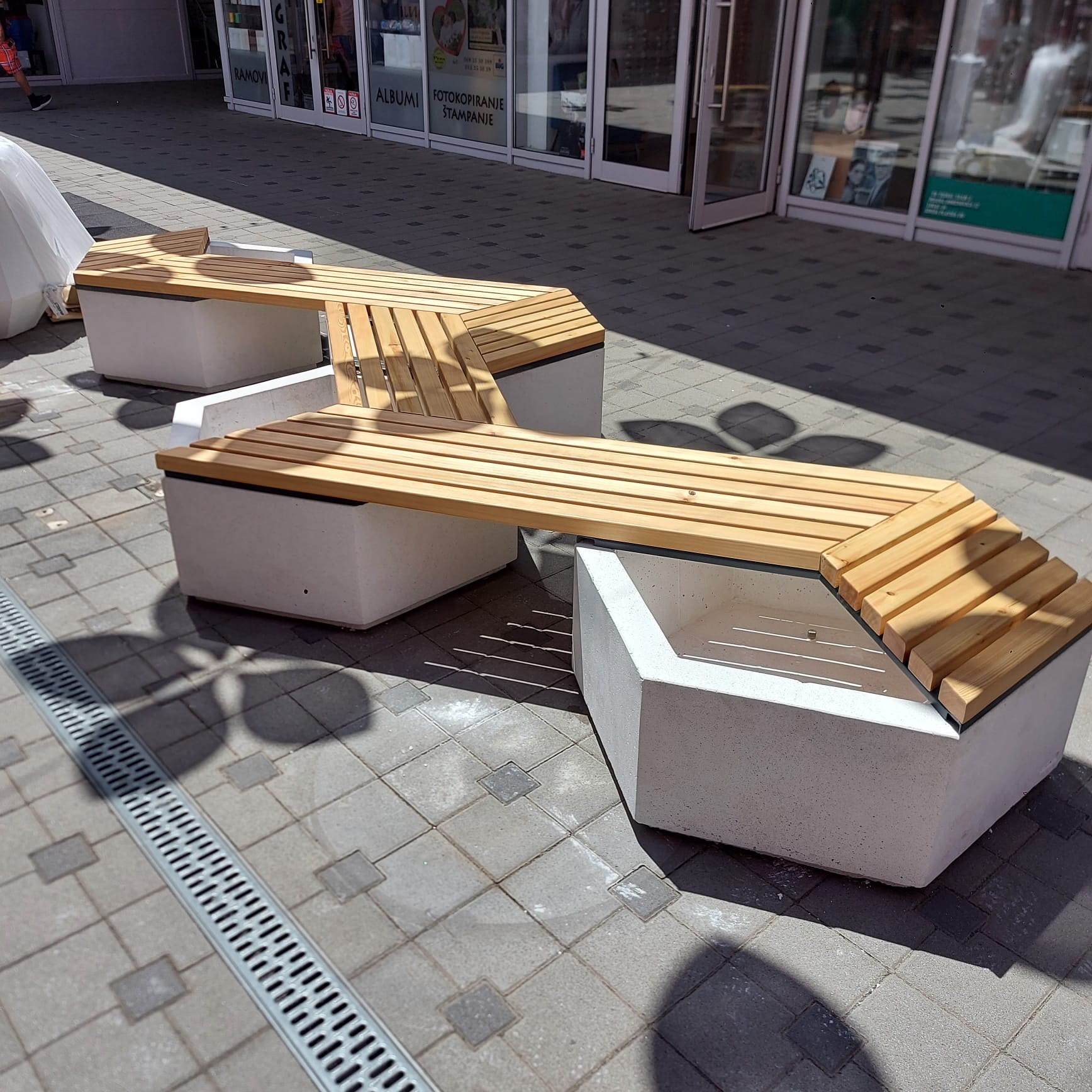 SEDORA Sistema modulare con fioriere integrate dal design esagonale (HEXAGON)