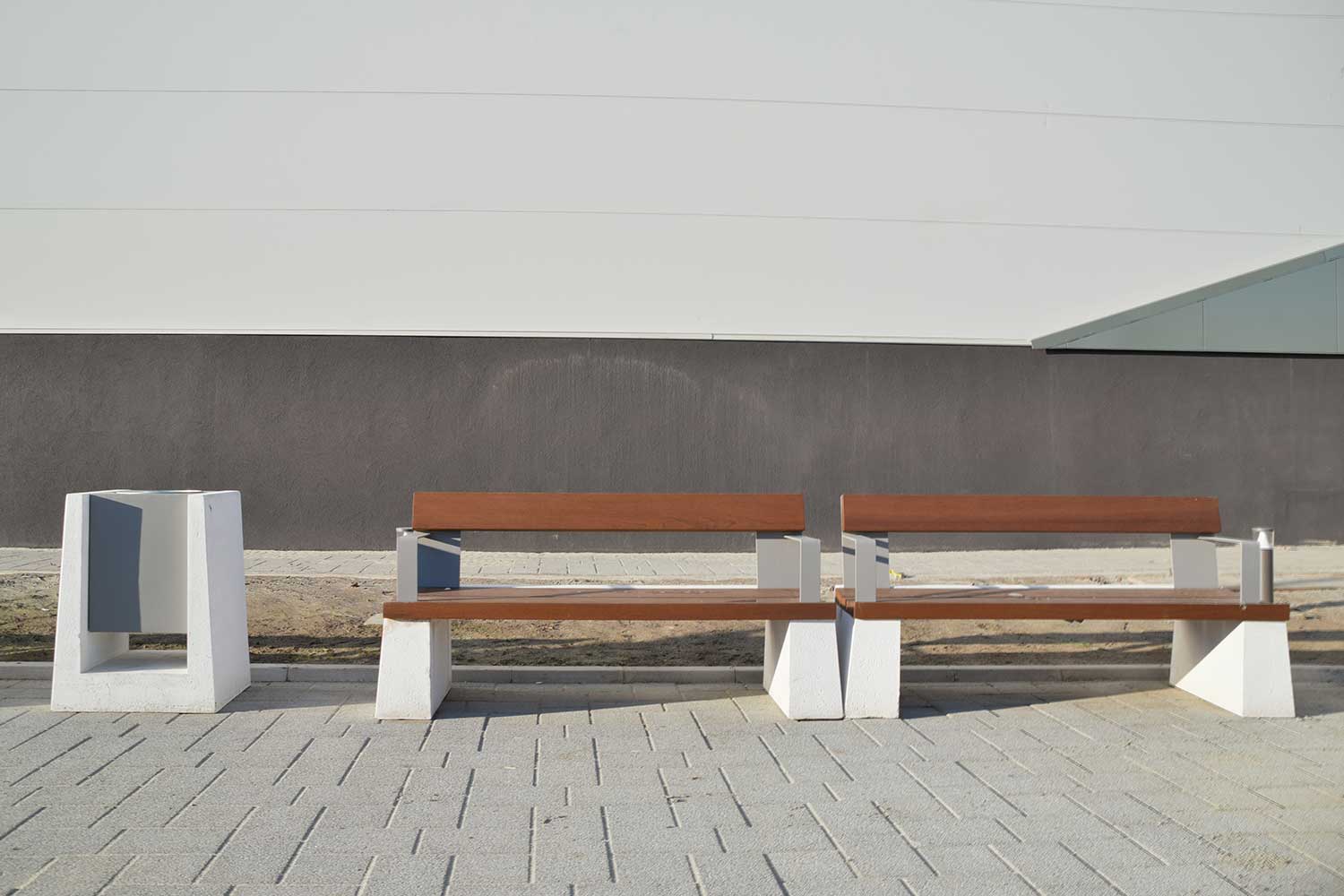SEDORA Panchina con schienale dal design materico e contemporaneo (PKDB026-1)
