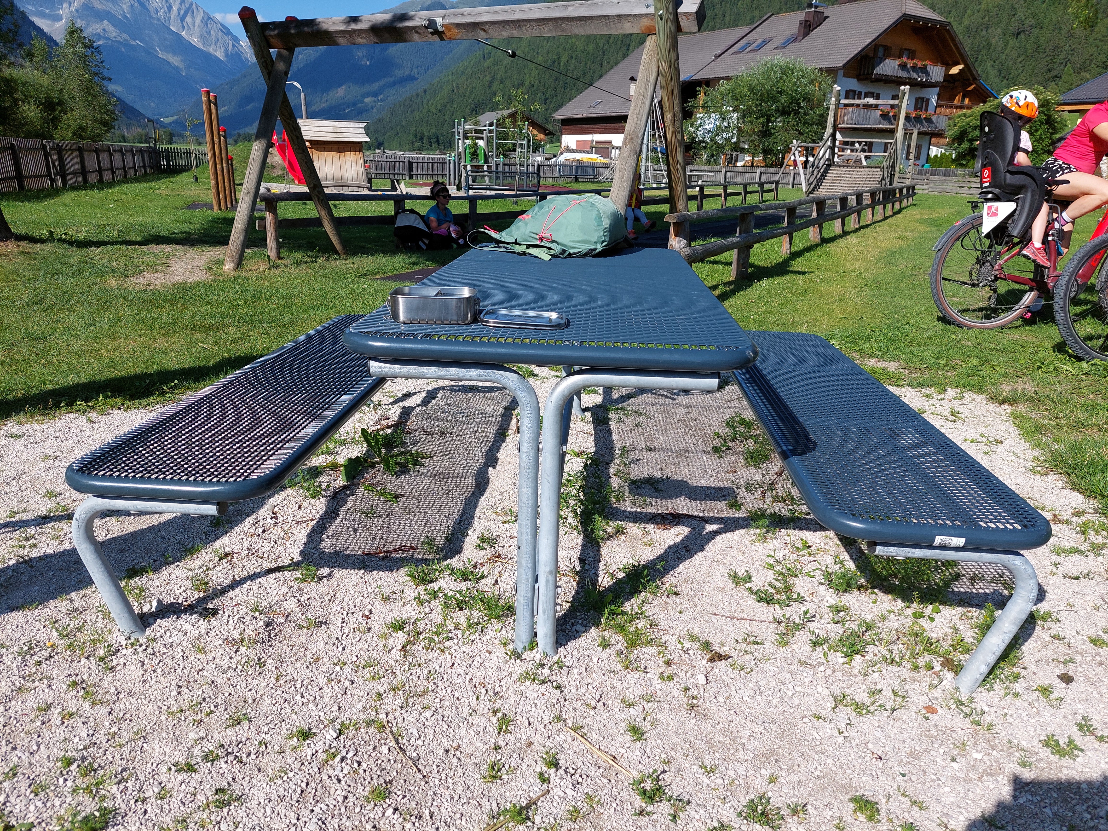 SEDORA Parador Harmony – Gruppo tavolo con panche in griglia metallica, 6 posti